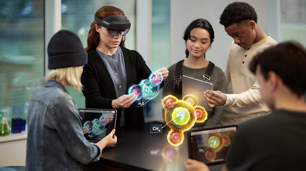 Rühm õppureid, kes vaatavad HoloLens 2 abil liitreaalsuses suuri aatomeid.