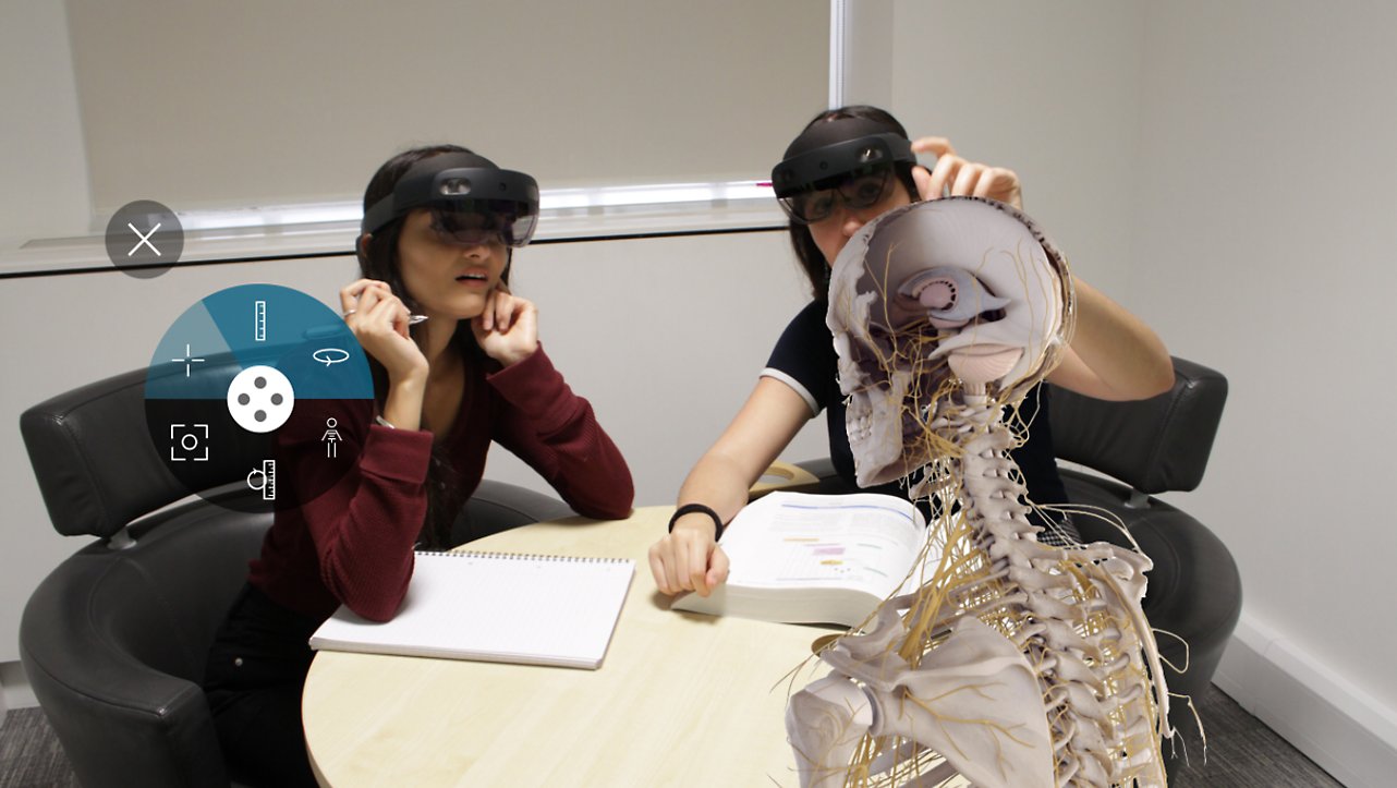 Kaks HoloLens 2 seadet kandvat inimest vaatavad inimskeletti.
