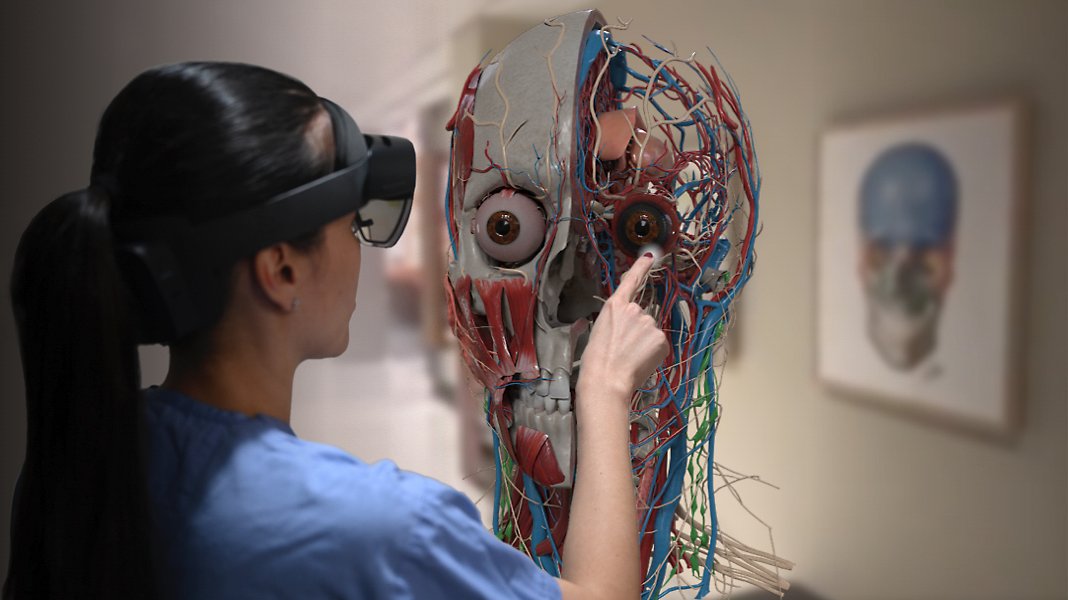 Eine Person, die mit der HoloLens 2 in das Innere eines menschlichen Kopfes in Augmented Reality schaut.