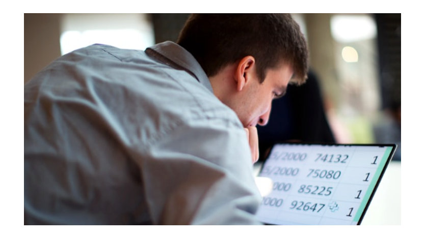 Man using magnification on a laptop screen.