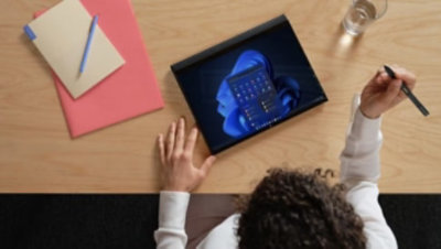 Henkilö, joka käyttää kynää ja Windows 11 -tablettia.