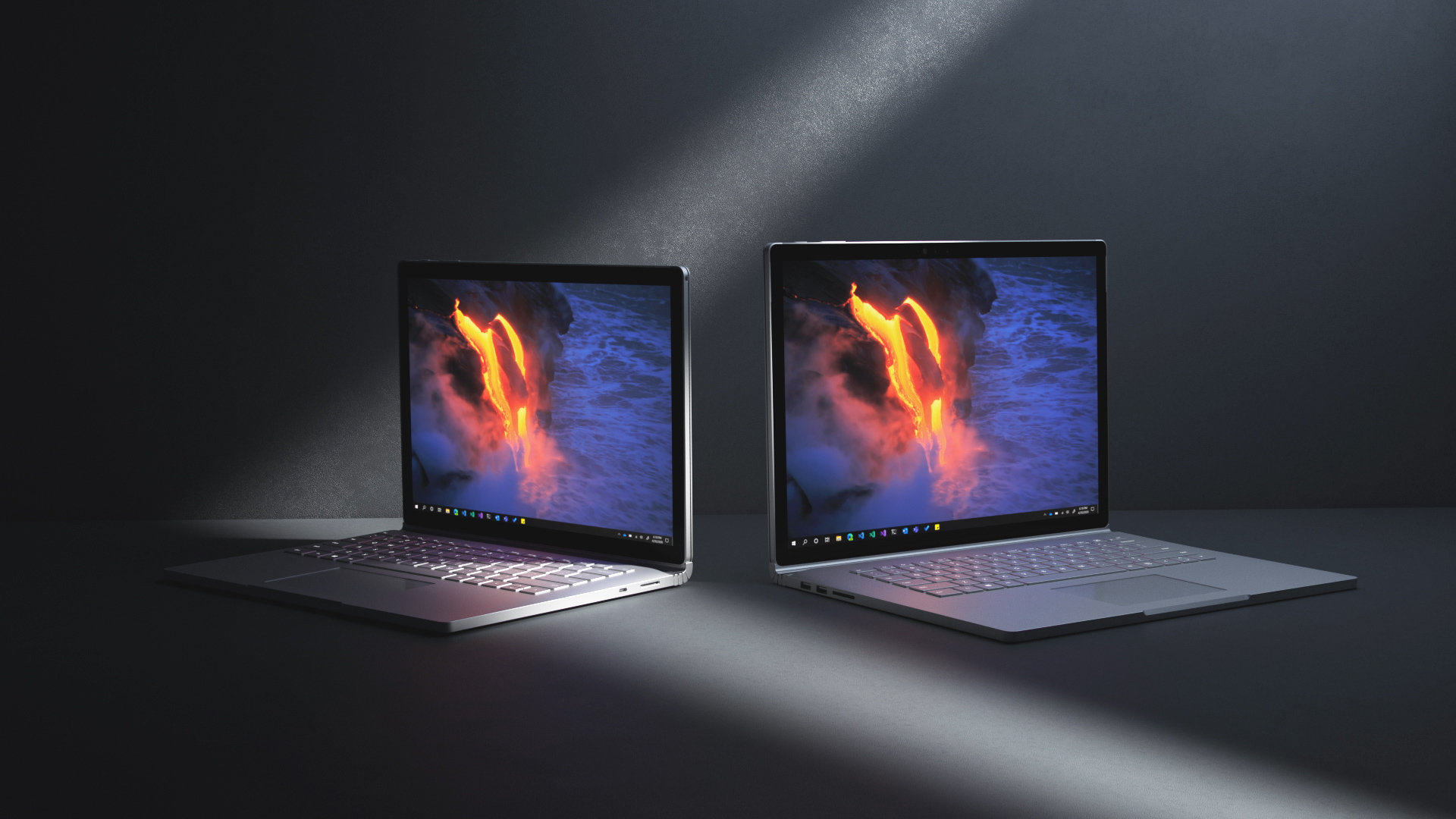 Un dispositivo Surface Book 3 de 13,5 pulgadas junto a otro de 15 pulgadas.