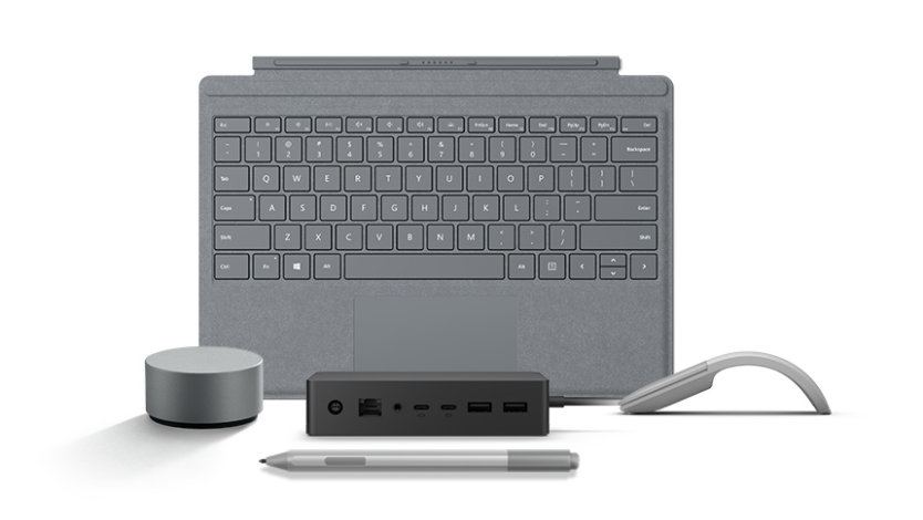 Un set de căști Surface, o tastatură, un mouse și un creion