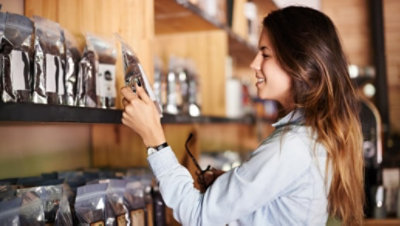 Osoba, která se dívá na produkt na polici