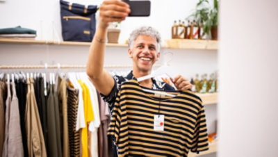 Osoba držící tričko