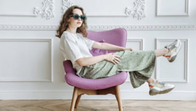 Dívka sedící na židli