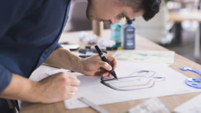 Osoba kreslící skicu