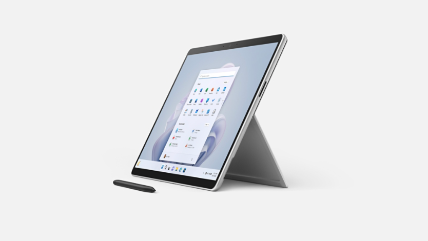 Surface Pro 9 ditunjukkan dengan sangga dibuka dan Surface Slim Pen 2 di hadapan dari sudut 3/4.