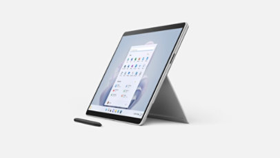 Vista de tres cuartos de Surface Pro 9 con el soporte trasero extendido y Surface Slim Pen 2 delante.