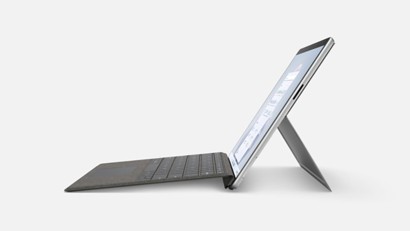 ภาพด้านข้างของ Surface Pro 9 ที่ติด Type Cover และกางขาตั้ง Kickstand