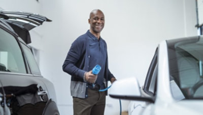 Osoba držící modrý kabel