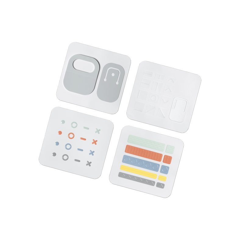 Sbírka karet, značkovače šňůr a značkovače klíčů, které jsou k dispozici v sadě Surface Adaptive Kit.