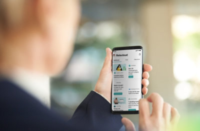 Una persona observa su fuente personalizada de Viva Connections.