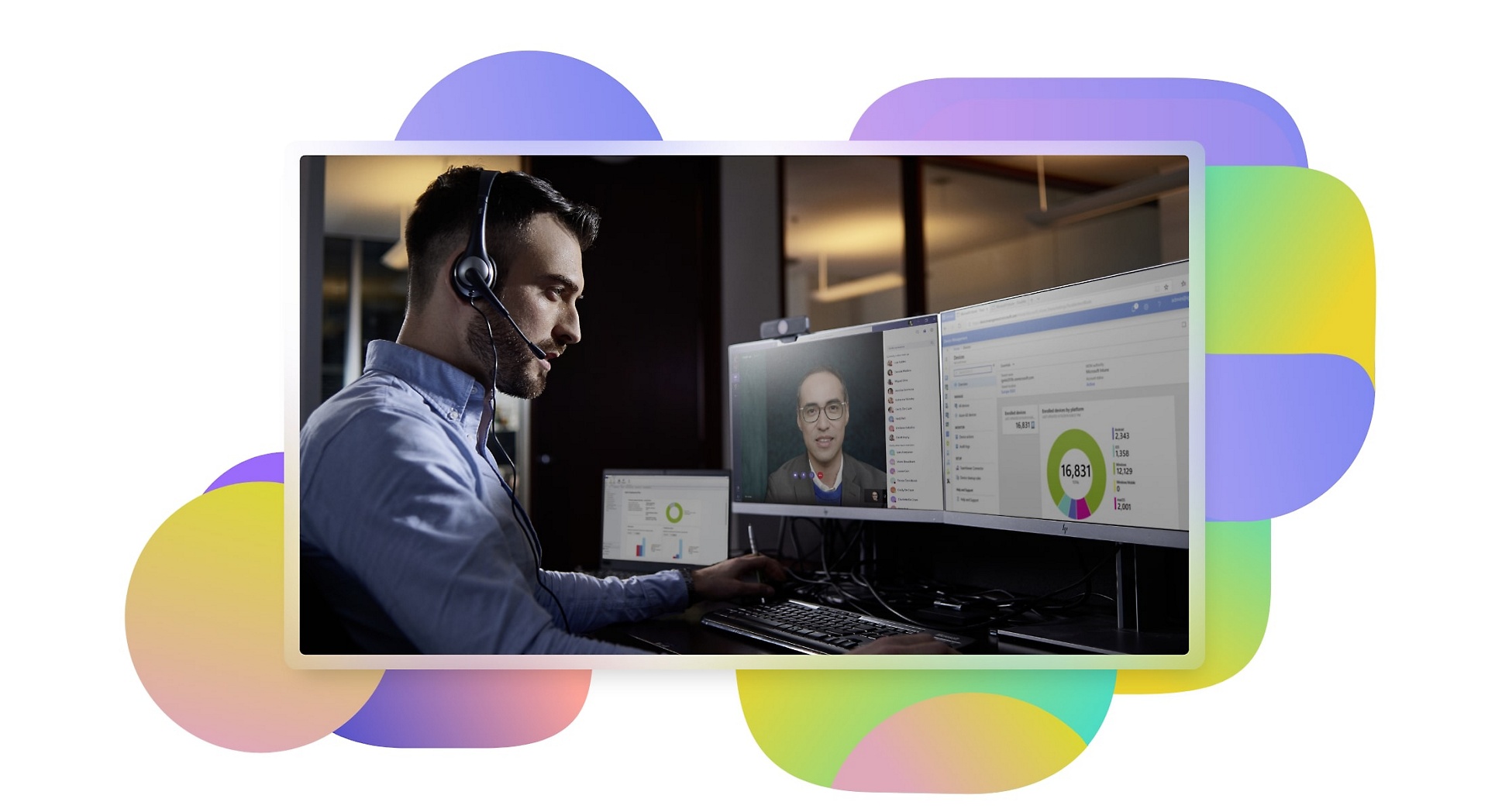 En person med headset sitter vid sitt skrivbord och deltar i ett Teams-videosamtal på en skärm och tittar på data på en annan skärm.