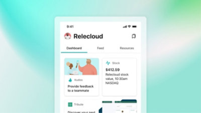 Una pantalla de teléfono móvil muestra el panel de información de Viva Connections con una solicitud de comentarios.