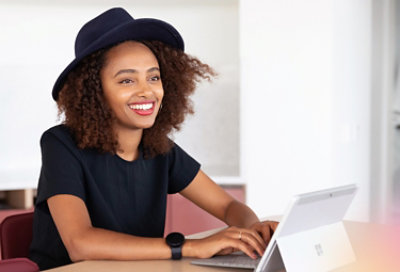 Osoba kuca na laptopu.