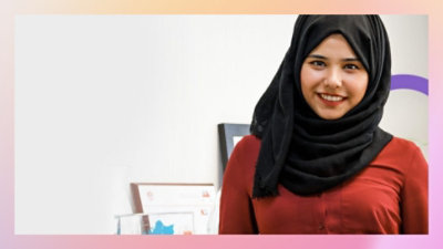 Osoba koja nosi hidžab se smeje.