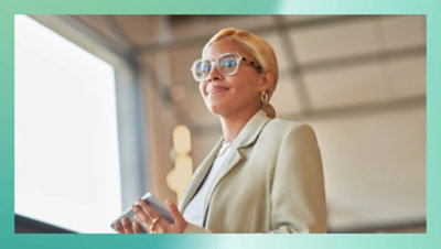 Osoba se smeje i drži tablet.