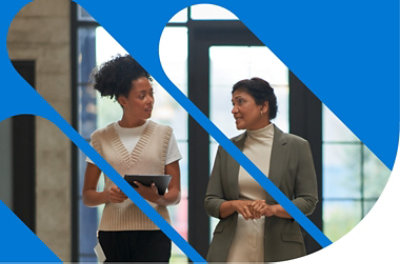 Zwei Personen, die spazieren gehen und sich unterhalten. Eine Person hält ein Tablet.