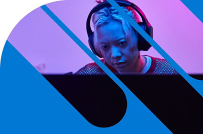 Eine Person, die On-Ear-Kopfhörer trägt und einen Computer benutzt.