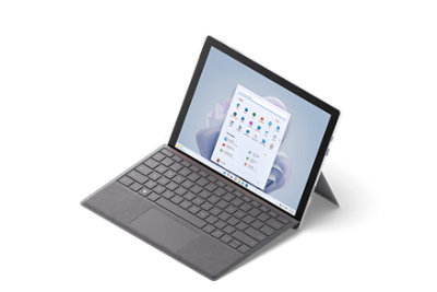 Une Surface Go 3 avec clavier Type Cover attaché et le pied intégré ouvert.