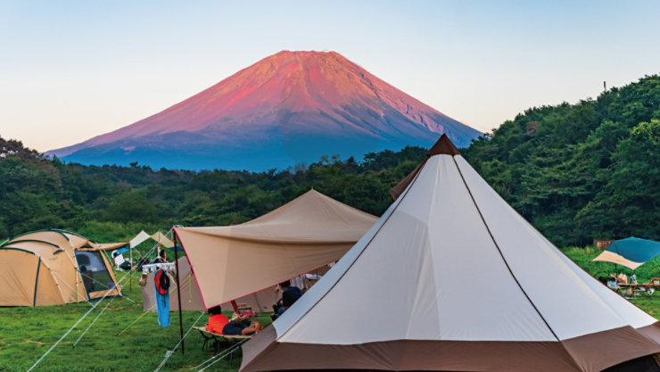 夕焼けの富士山を望む場所でのキャンプ