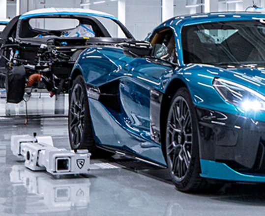 Een auto op een lopende band