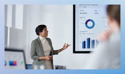 Captura de pantalla de una mujer presentando un gráfico en la reunión