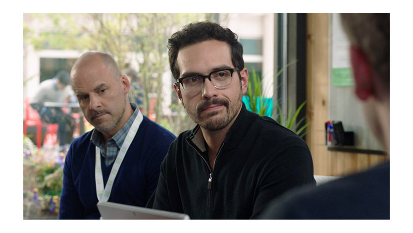 Dois personagens do vídeo de treinamento da SBC estão em um café conversando com uma terceira pessoa.