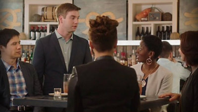 Cinco personagens do vídeo de treinamento da SBC a uma mesa em um bar conversando.