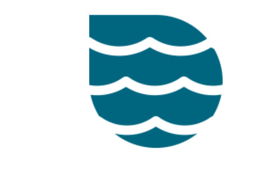 Un ícono de reciclaje de plástico en el océano