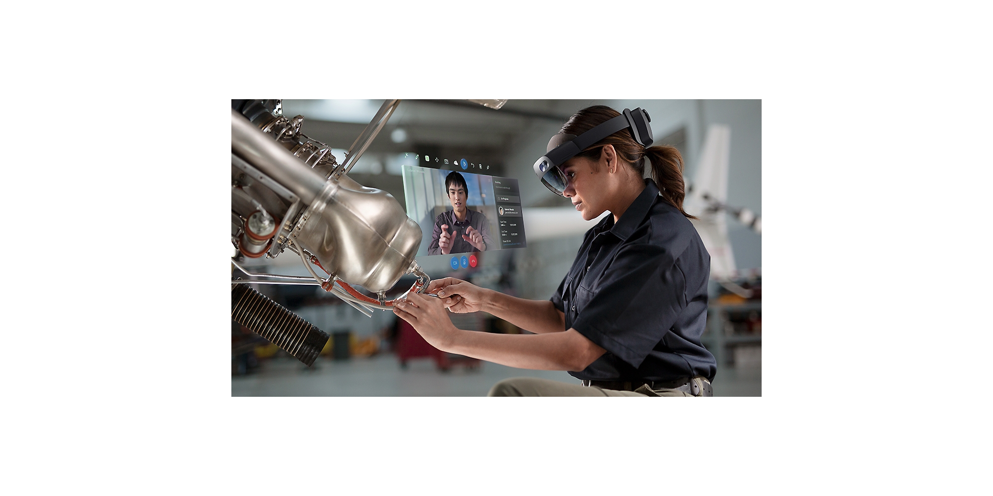 Kobieta z branży technologicznej używająca gogli HoloLens do pracy