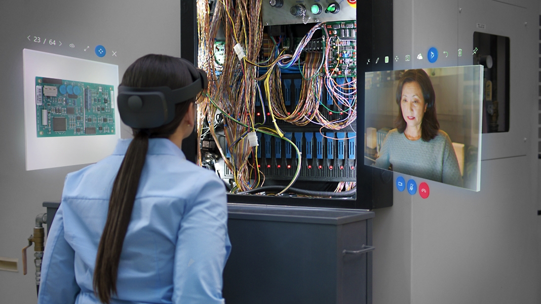 Tehniķis izmanto videosarunu ierīcē Microsoft HoloLens, lai saņemtu attālo palīdzību