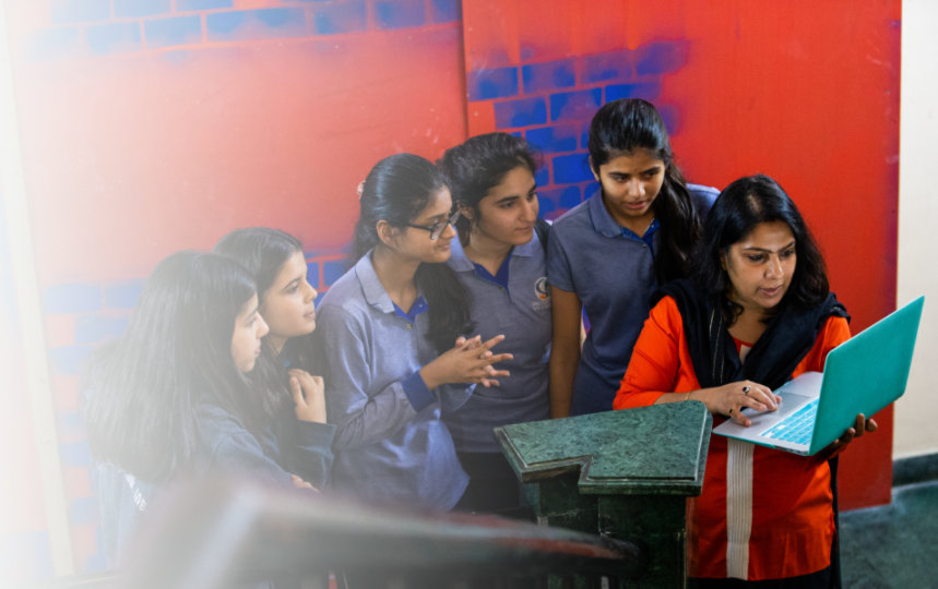 kids huddled around computer