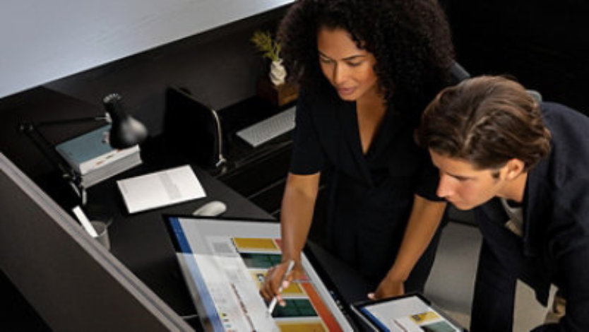 함께 프로젝트 공동 작업을 하고 있는 두 명의 동료.