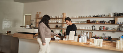 Ilustracja pokazująca usunięcie z menu lodów „Truskawkowych Balsamicznych”, dodanie balsamicznych jako polewy i zmianę w rankingach sprzedaży, w których truskawka przesunęła się na 6. miejsce, a ciasteczko osiągnęło wynik 13% wartości sprzedaży.