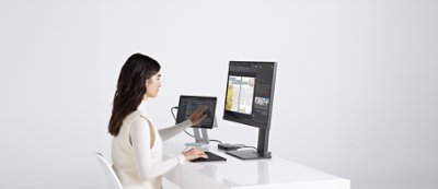 Un'interfaccia illustrata mostra icone di documenti, e-mail e identificazione collegate a un'icona utente, che rappresenta la gestione di dati o del profilo.