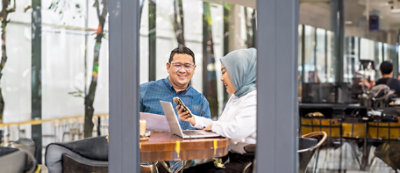 Illustrazione di un profilo online o curriculum. Contiene righe di testo, l'avatar di un utente sulla destra e un'intestazione arancione.