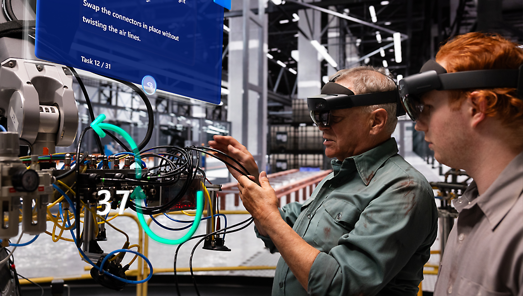 Twee technici, één met een AR-bril, onderzoeken en bespreken industriële machines in een fabrieksomgeving.