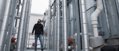 En person som står foran en stor metallstruktur