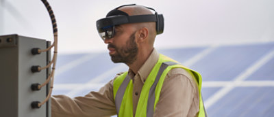 Una persona con chaleco reflectante y gafas de protección