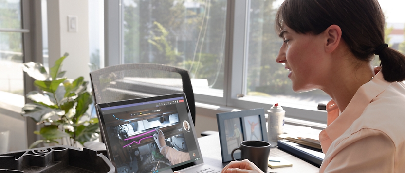 Egy számítógép képernyőjét néző nő