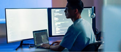 un hombre sentado en un escritorio con un portátil