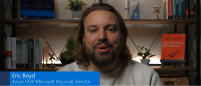 Un homme avec une bibliothèque est assis devant une bibliothèque.