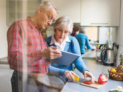 Una persona e un'altra persona che guardano un tablet