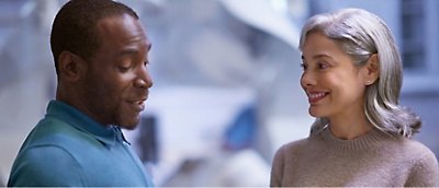 Un homme et une femme souriant l’un à l’autre