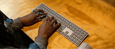 Uma pessoa digitando em um teclado