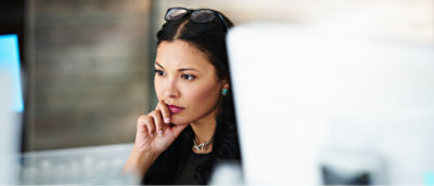 一位女士正在查看她的电脑屏幕。