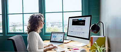 Femme assise à un bureau devant une fenêtre