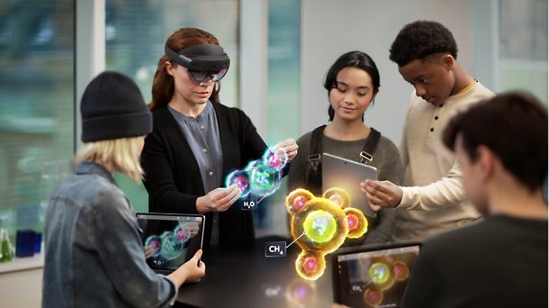 태블릿으로 작업하며 HoloLens 2를 사용하여 증강 현실 분자 다이어그램을 보고 있는 다섯 명의 학생